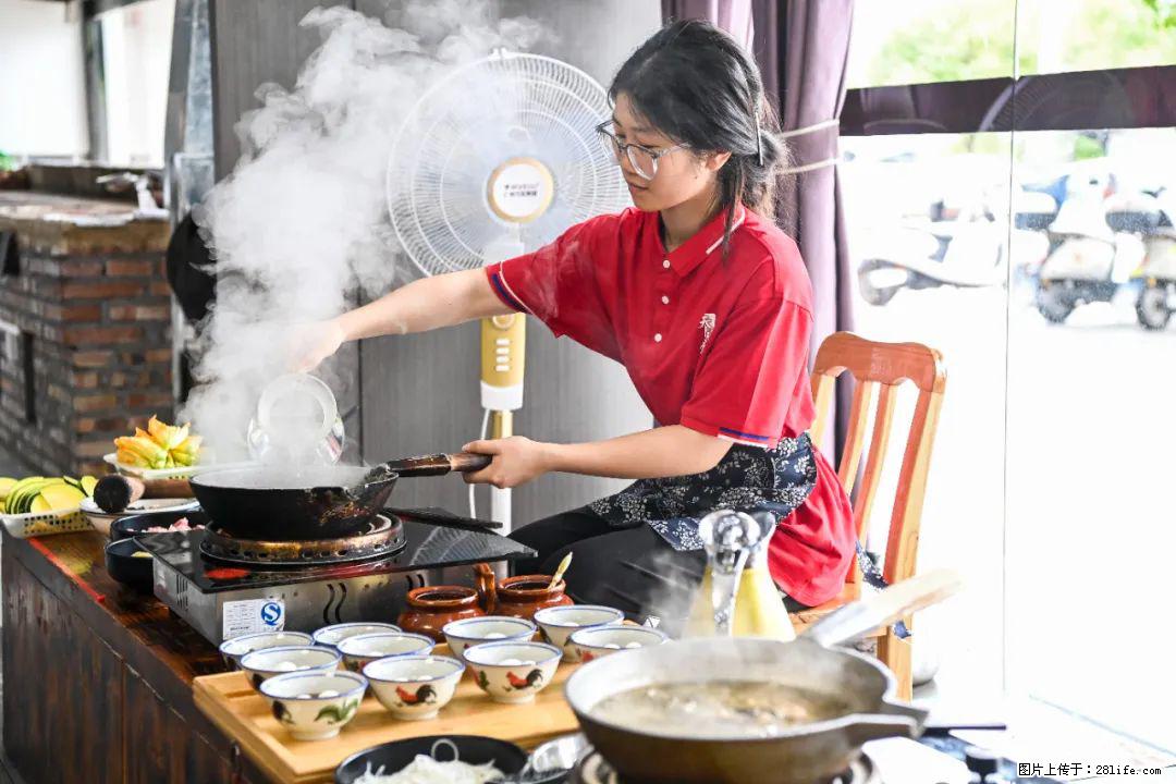 全网追的“扁担女孩”，找了一份暑假工，时薪12元 - 阜阳生活资讯 - 阜阳28生活网 fy.28life.net